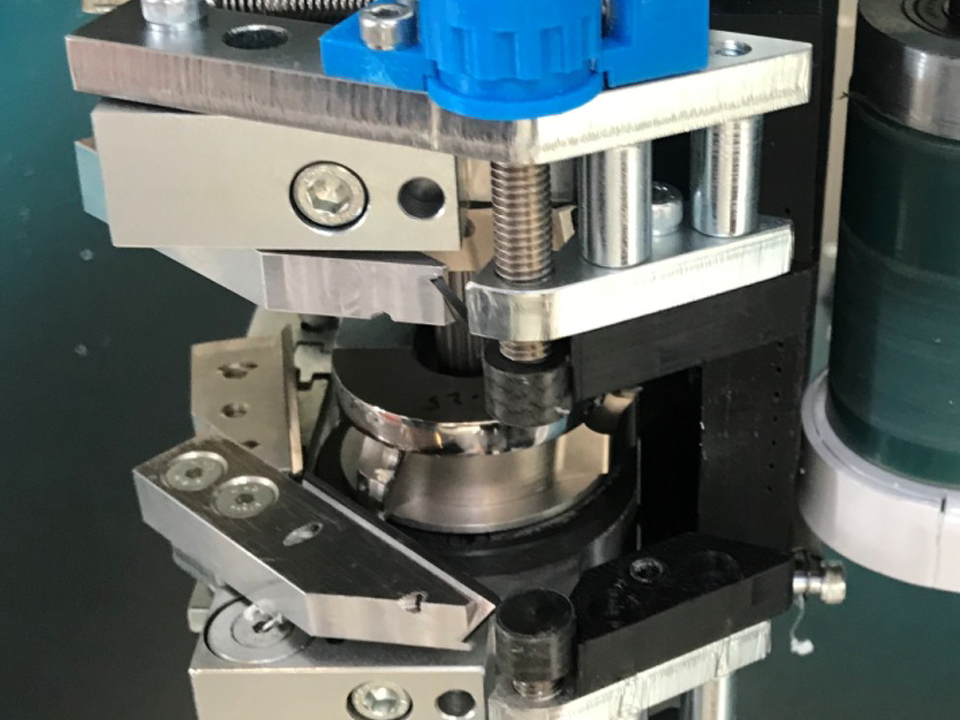 Floating Tracer Shoes for Narrow Workpieces